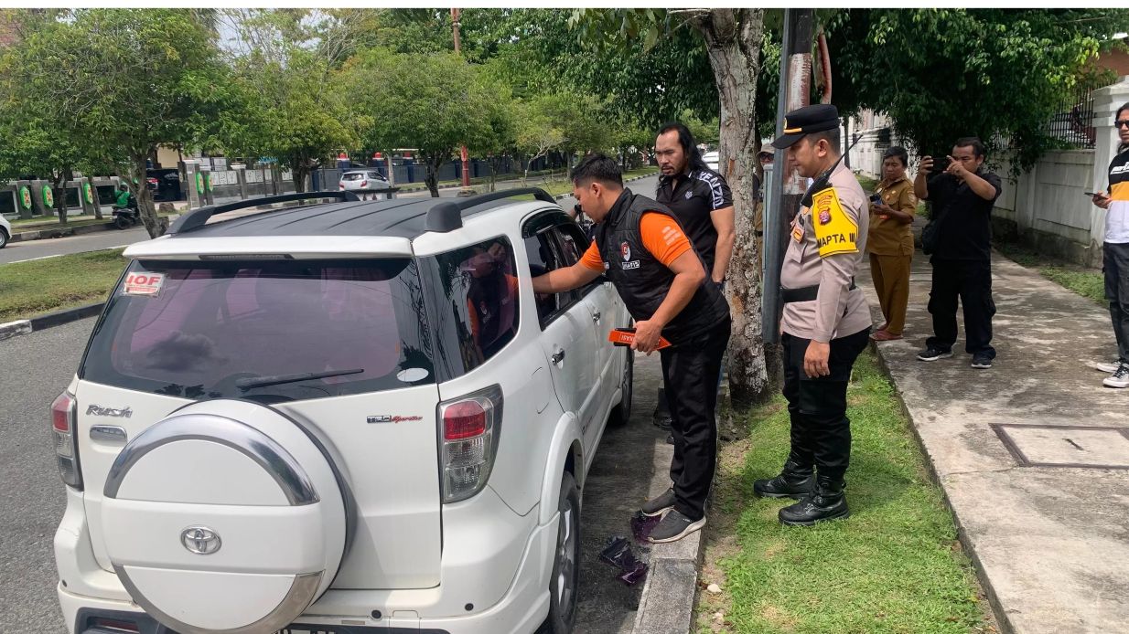 OLAH TKP : Personel Inavis Polresta Palangka Raya saat melakukan olah TKP salah satu mobil yang me njadi korban pecah kaca. DODI RADAR SAMPIT 