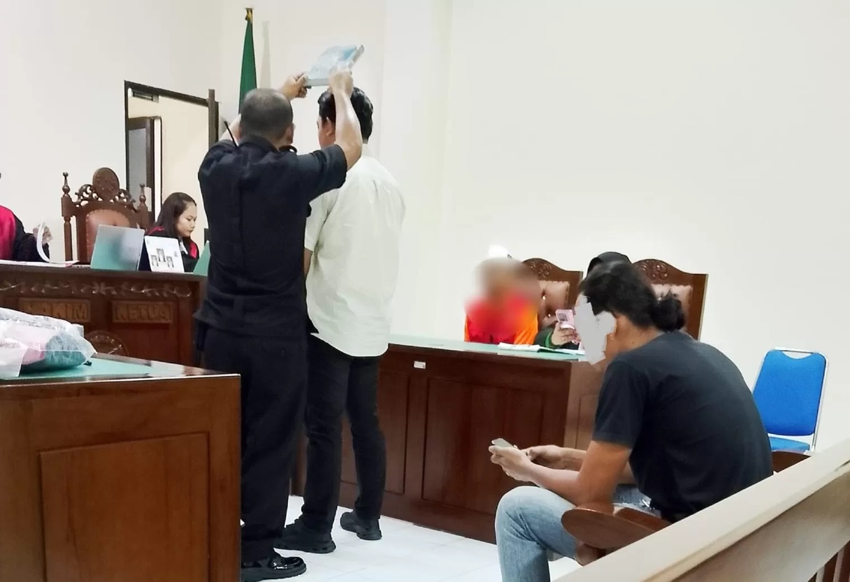 AMBIL SUMPAH: Para saksi disumpah sebelum memberikan keterangan di persidangan. (MOESO/BALPOS) 