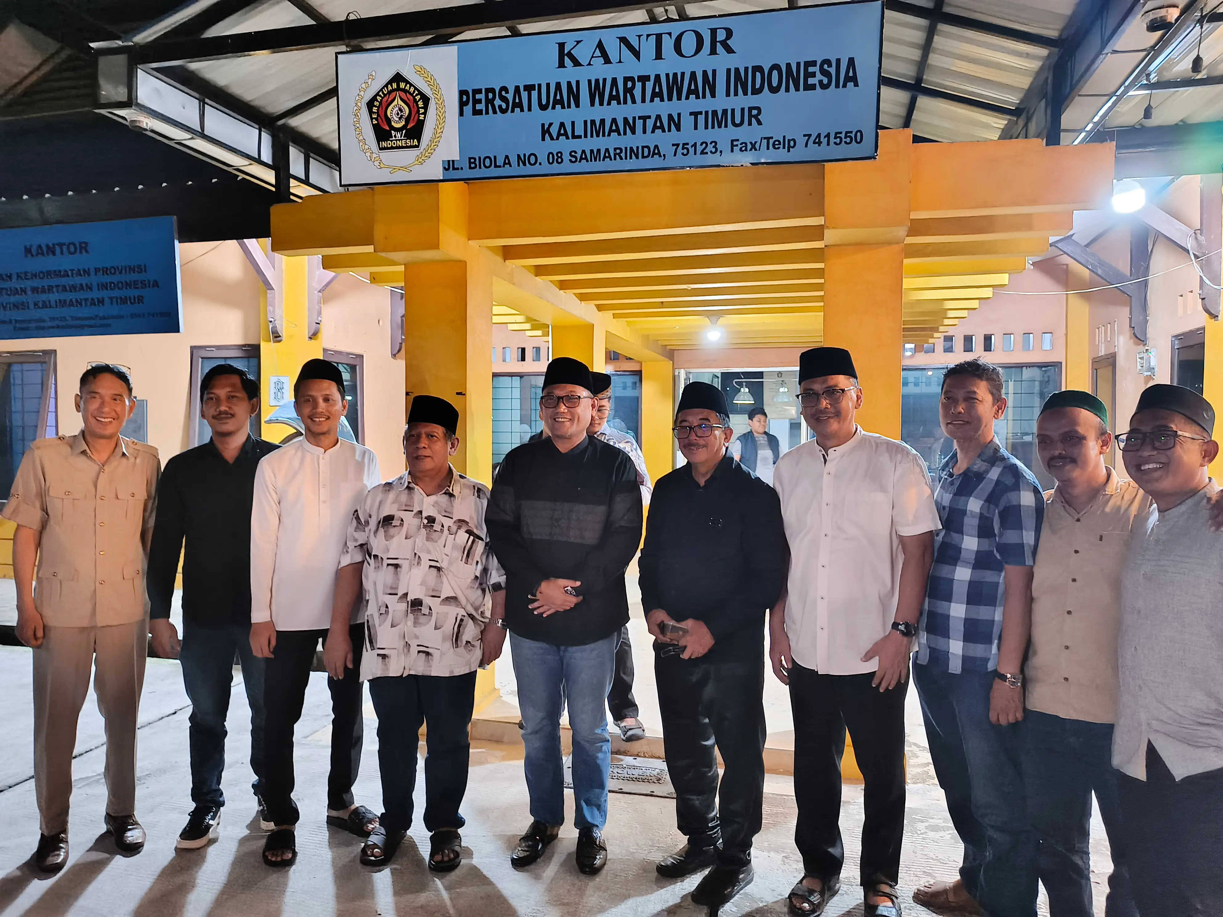 Seno Aji bersama pengurus PWI Kaltim.