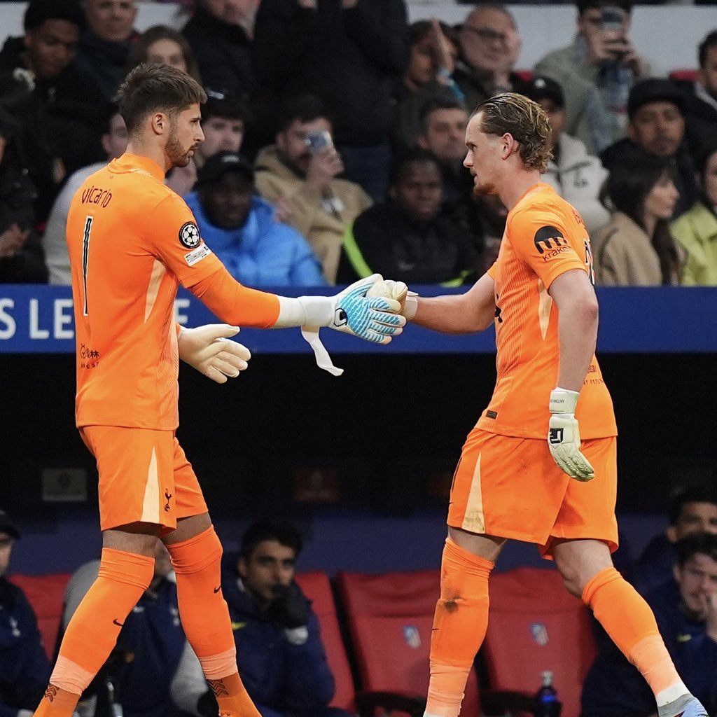 Antonin Kinsky (kanan) saat diganti.