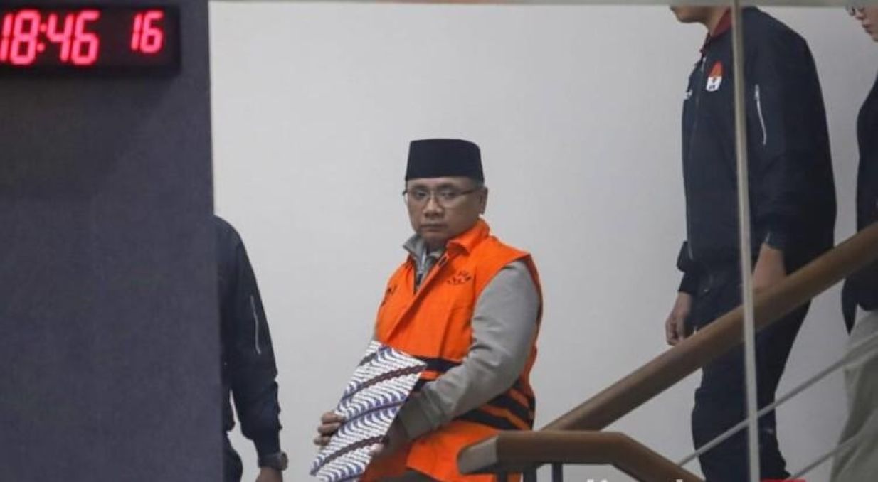Memakai rompi kuning, Yaqut jadi tersangka.