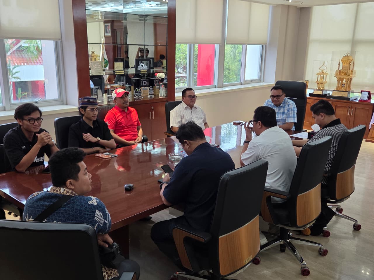 Audiensi Bupati Kukar Aulia Rahman Basri bersama forum kontraktor (Elmo/Prokal.co)  