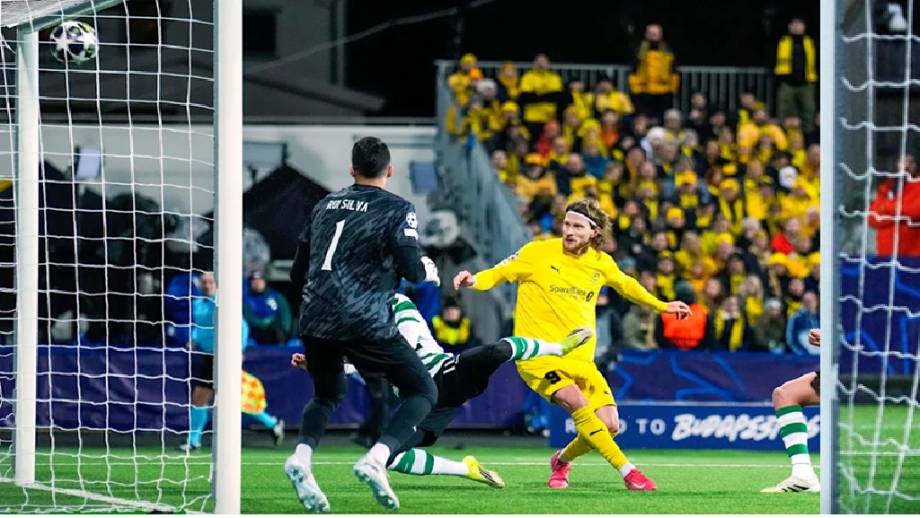 Pemain Bodo/Glimt Kasper Hogh cetak gol.