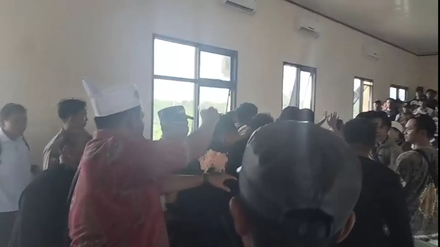 RICUH: Kericuhan saat aksi di wilayah Kecamatan Mentaya Hilir Utara (warga/radar sampit) 