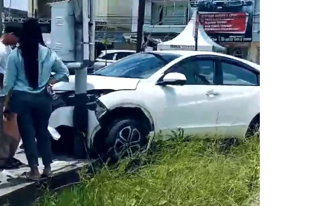 Mobil menabrak tiang listrik di Jalan Ahmad Yani, Kelurahan Baru, Kecamatan Arut Selatan, Kabupaten Kobar, Selasa (9/3) (IST/RADAR SAMPIT) 