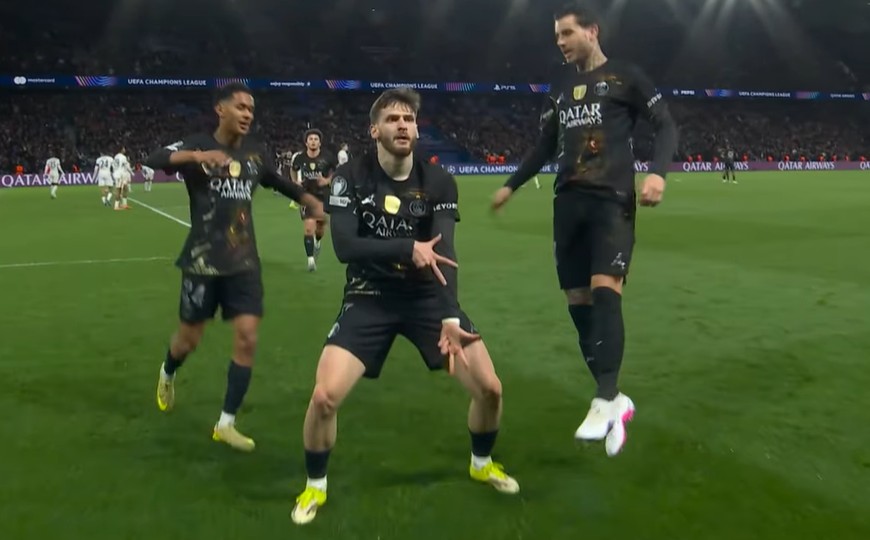 Khvicha Kvaratskhelia (tengah) usai jebol gawang Chelsea.