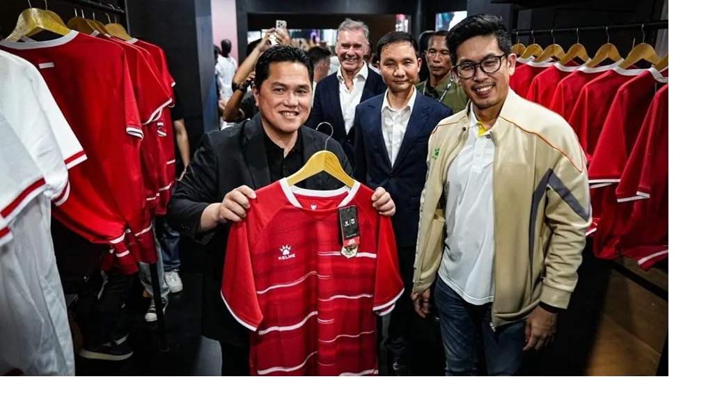 Ketua Umum PSSI Erick Thohir menunjukkan jersey baru Timnas Indonesia bermotif batik saat peluncuran di Plaza Utara Stadion Gelora Bung Karno, Jakarta. (PSSI)  