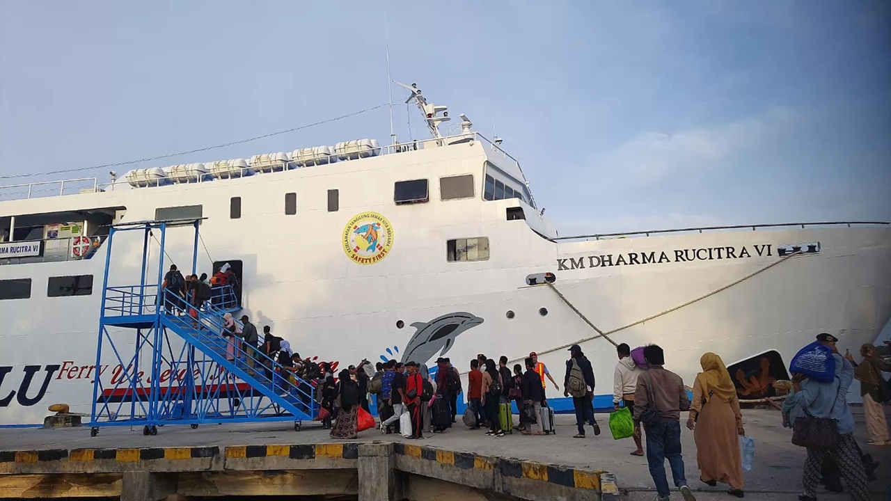 NAIK KAPAL: Ratusan penumpang menaiki KM Rucitra VI yang bertolak dari Pelabuhan Sampit menuju Pelabuhan Tanjung Perak Surabaya, Kamis (26/2/2026). 