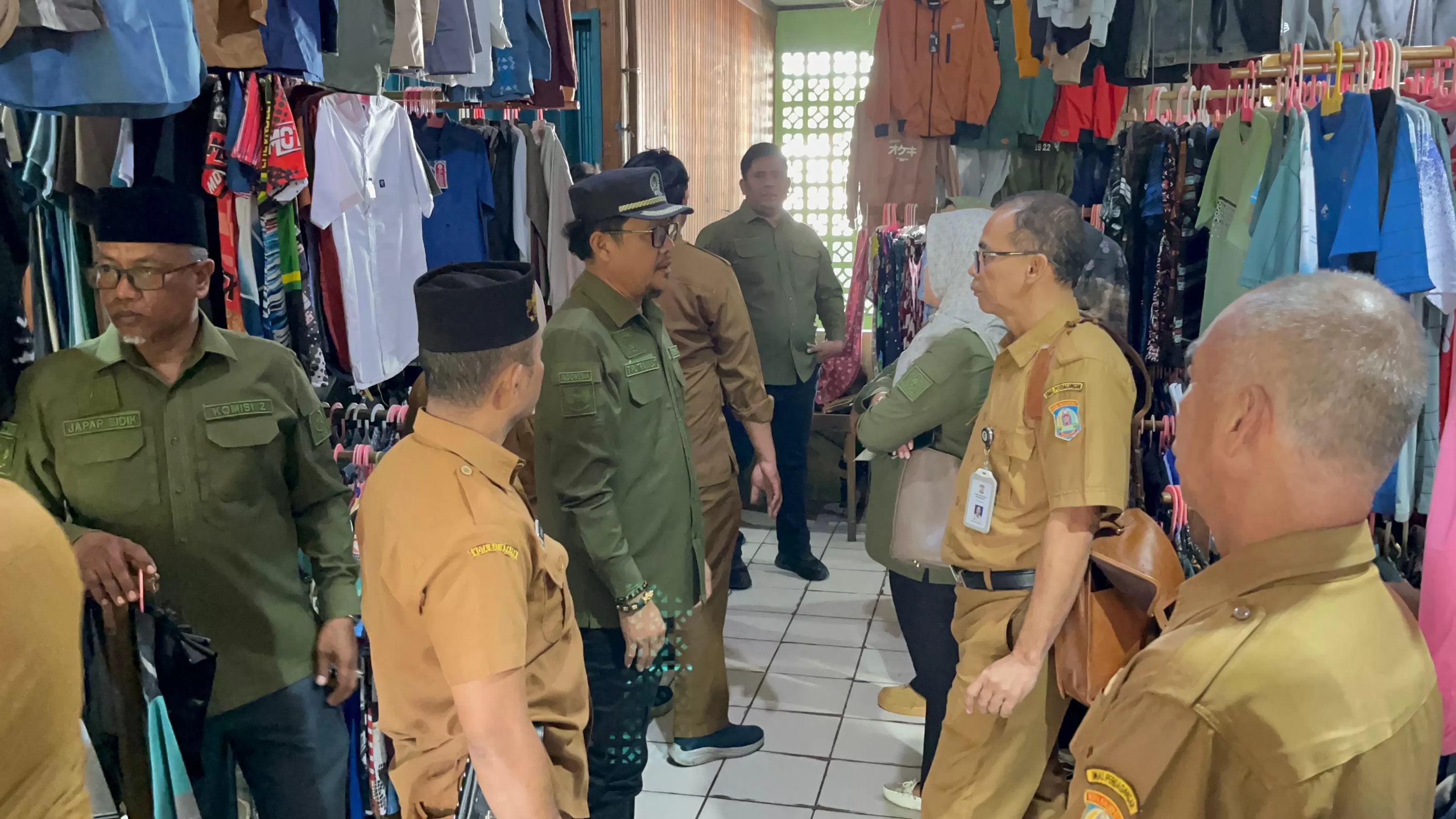 TINJAU: Ketua Komisi II DPRD Kota Balikpapan Fauzi Adi Firmansyah bersama anggota Komisi dan jajaran UPTD Pasar Sepinggan meninjau lapak pedagang saat sidak di Pasar Sepinggan, Selasa (10/3/2026).(*) 