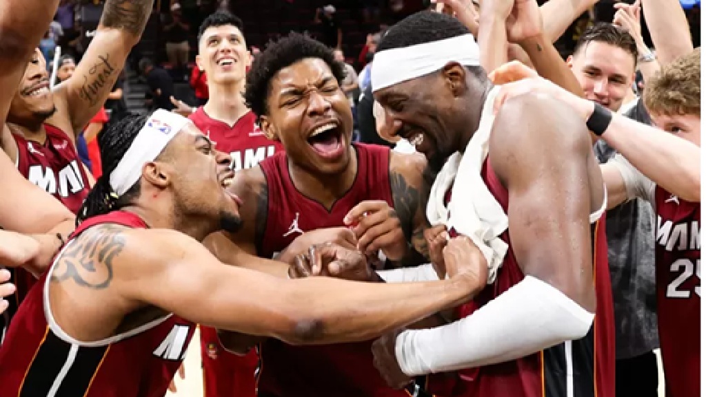 Pemain Miami Heat merayakan performa luar biasa Bam Adebayo setelah mencetak 83 poin saat menghadapi Washington Wizards di Miami. Rekor tersebut menempatkan Adebayo sebagai pencetak poin terbanyak.