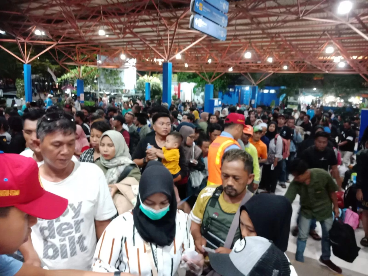 RAMAI: Suasana arus mudik di Pelabuhan Trisakti Banjarmasin. 