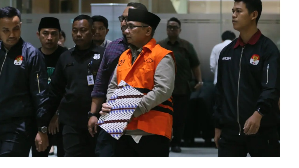 Tersangka kasus dugaan korupsi kuota haji dan penyelenggaraan ibadah haji Yaqut Cholil Qoumas mengenakan rompi tahanan usai menjalani pemeriksaan di Gedung Merah Putih KPK, Jakarta, Kamis (12/3/2026).