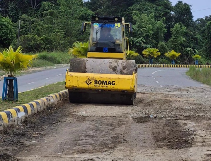 PERBAIKAN JALAN: DPUPR Tana Tidung memperbaiki jalan yang mengalami kerusakan kecil maupun besar di Jalan Sebawang, Tana Tidung.(FOTO:SOPIAN/RADAR TARAKAN) 