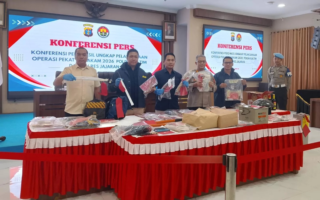 PEKAT MAHAKAM: Polda Kaltim memperlihatkan barang bukti yang disita. ( MOESO/BALPOS) 