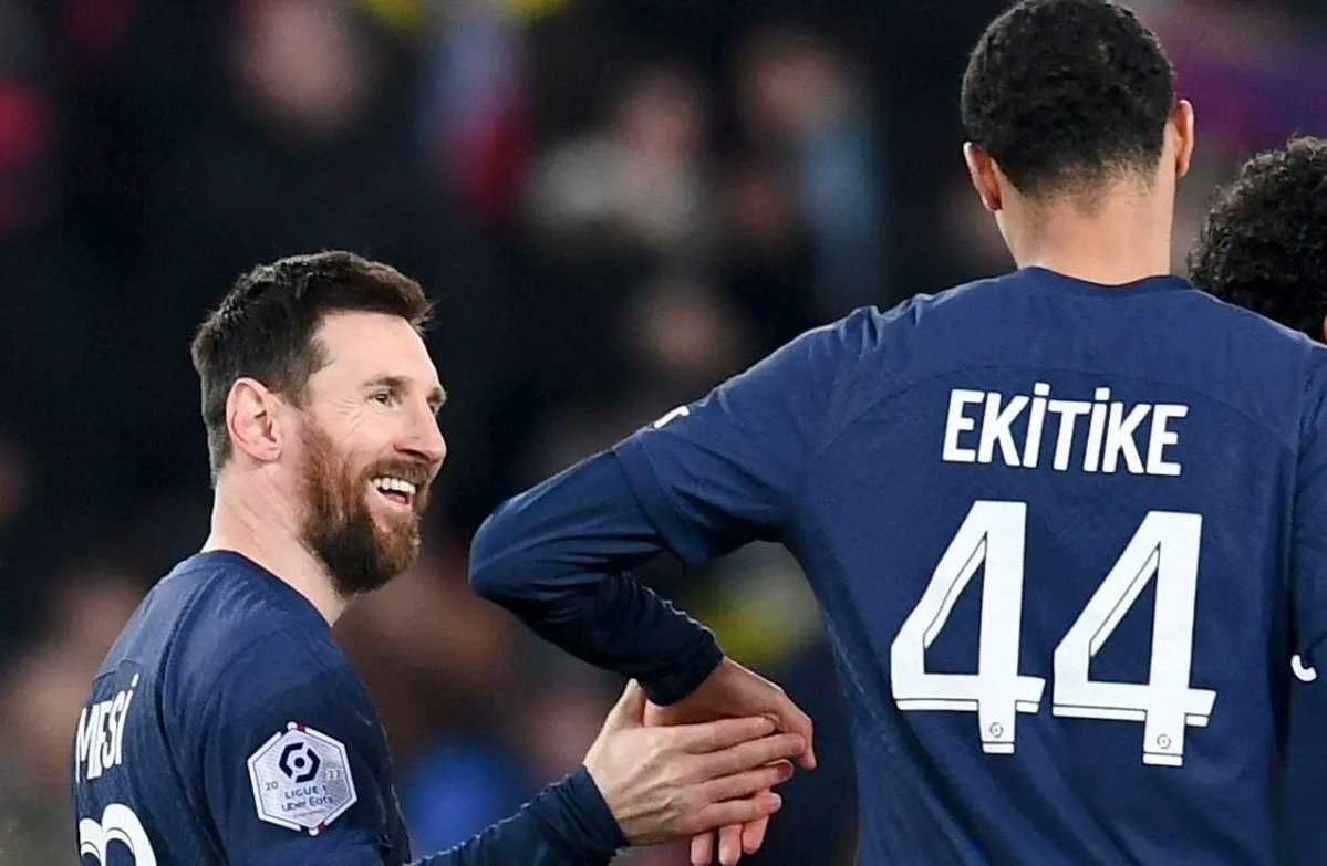 Ekitike ketika bersama Messi di PSG.