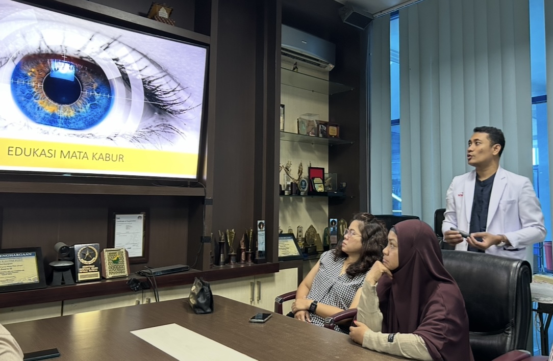 EDUKASI: Dokter Dani Ibrahim (kanan) saat memaparkan seputar kesehatan mata di Gedung Biru Kaltim Post Balikpapan, Kamis, 12 Maret 2026.