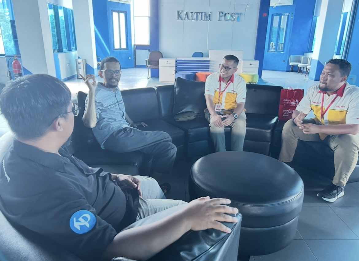 BINCANG: Direct Sales Yakult Balikpapan, Rois Saputra (dua kanan) berbincang santai dengan Direktur Prokal.co, Faroq Zamzami (dua kiri) di Gedung Biru, Rabu, 11 Maret 2026.