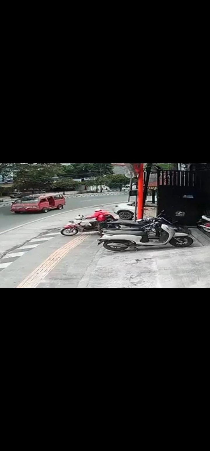 Tangkapan layar CCTV perlihatkan pelaku kenakan jaket merah saat mencuri sepeda motor di Jl Dr Soetomo Samarinda