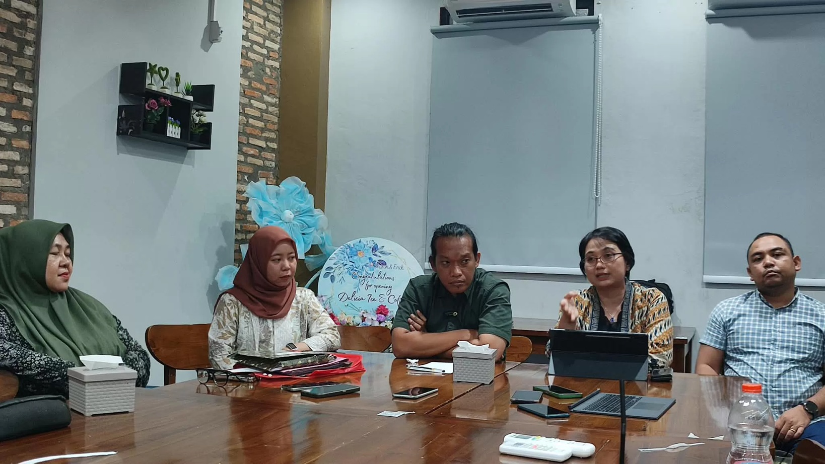 Kuasa hukum YL, Jeplin Marhatan Sianturi dan Kartika Chandrasari bersama tim, saat menerangkan dugaan kriminalisasi dan langkah hukum melalui pra pradilan, terhadap YL. (dodi/radarsampit) 