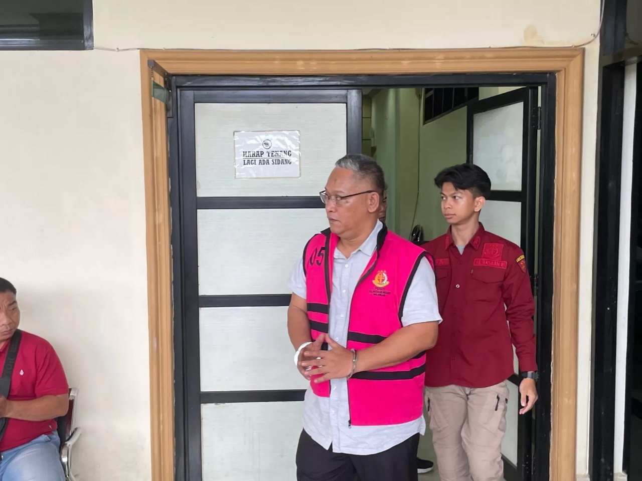 TERDAKWA: Mantan Sekretaris Daerah (Sekda) Kabupaten Balangan, Sutikno saat keluar dari ruang sidang PN Tipikor Banjarmasin, Rabu (11/3). (Foto: Muhammad Oscar Fraby/Radar Banjarmasin) 