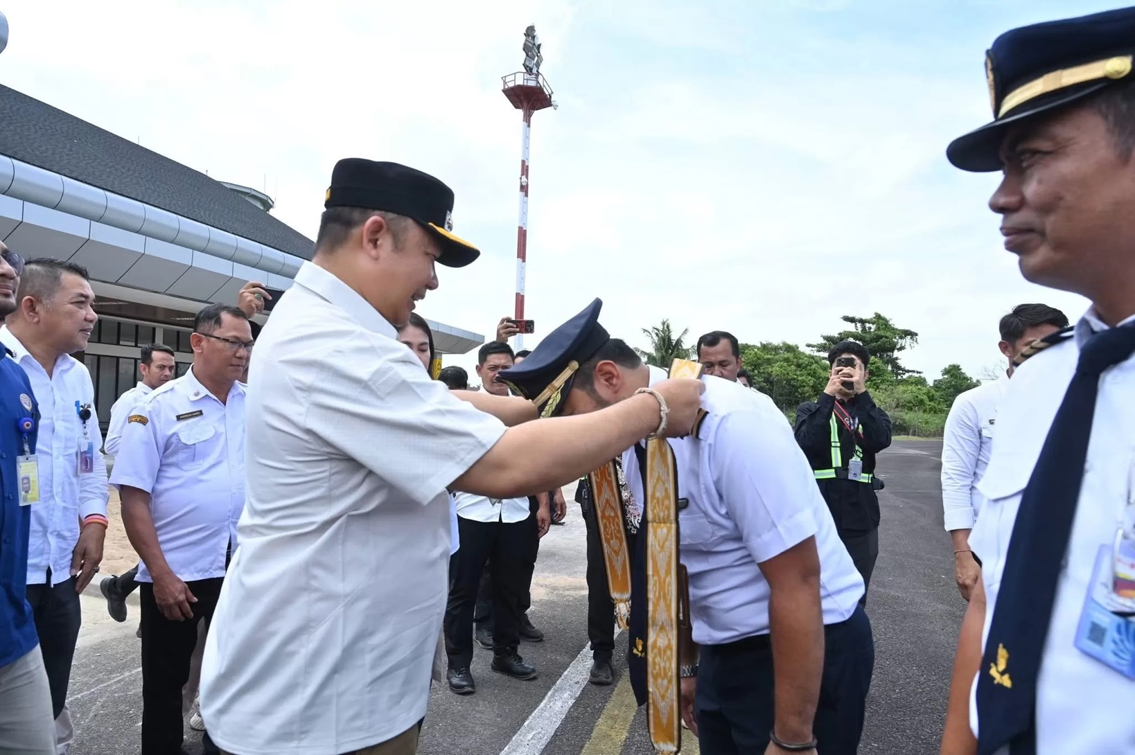 RESMIKAN : Bupati Ketapang, Alexander Wilyo, secara resmi membuka penerbangan rute Ketapang-Pangkalan Bun, Rabu (11/3). (ISTIMEWA) 