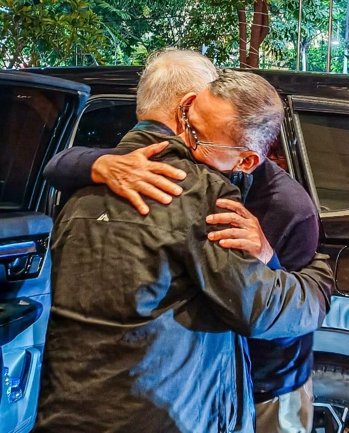 HANGAT: Goenawan Mohammad dan Dahlan Iskan berpelukan di Hotel Vasa Surabaya, Jatim, jelang buka puasa bersama, Rabu, 11 Maret 2026.