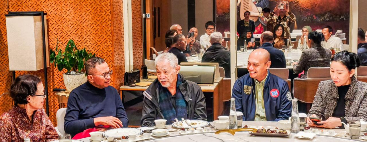 BINCANG: Goenawan Mohammad (tiga kanan) dan Dahlan Iskan (dua kanan).