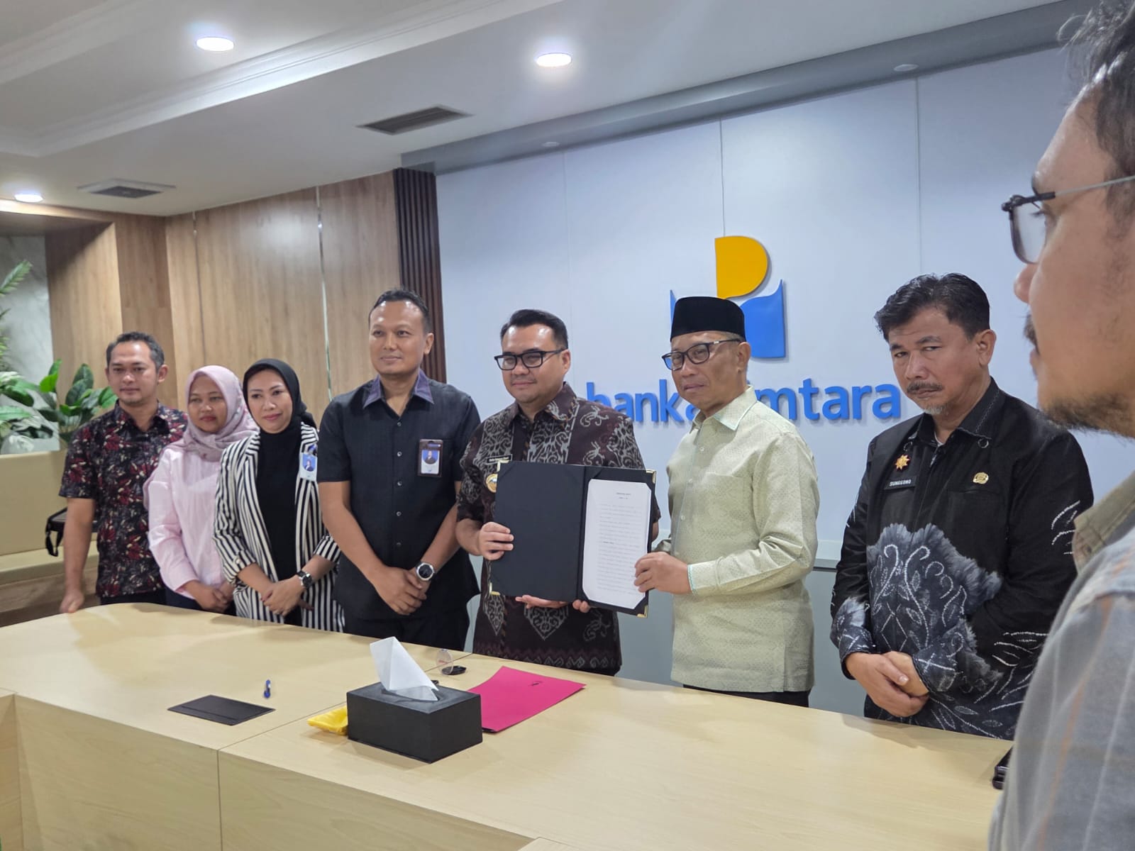 Penandatanganan akad kredit Pemkab Kukar bersama Bankaltimtara di Kantor Bankaltimtara Cabang Tenggarong (Elmo/Prokal.co)  