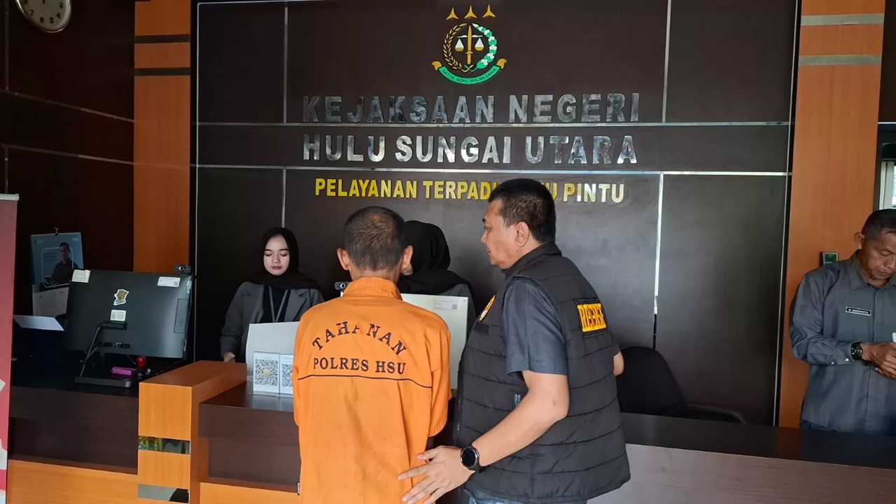 KASUS: Penyidik PPA Polres HSU menyerahkan tersangka BH, oknum guru dalam kasus dugaan pencabulan terhadap siswi SMP ke Kejaksaan Negeri HSU. 