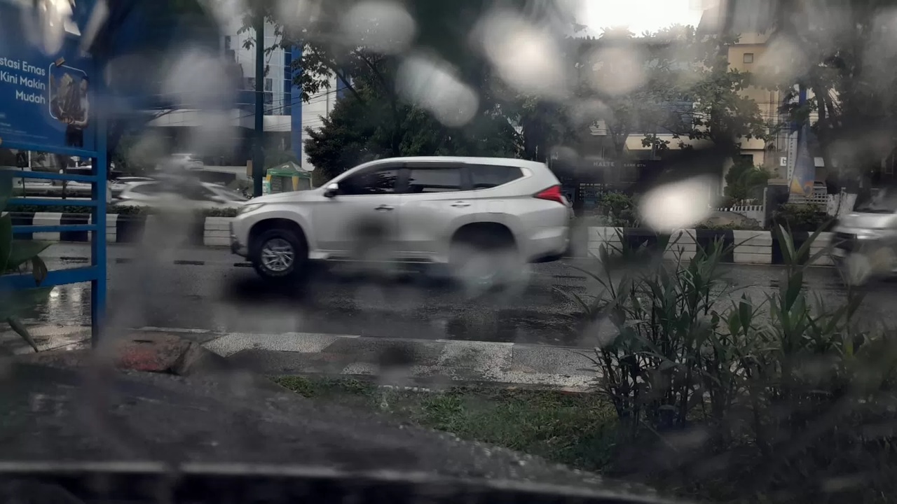 Hujan mengguyur di Jalan Jenderal Sudirman Balikpapan, Jumat (13/3/2026). (ARIF FADILLAH)  