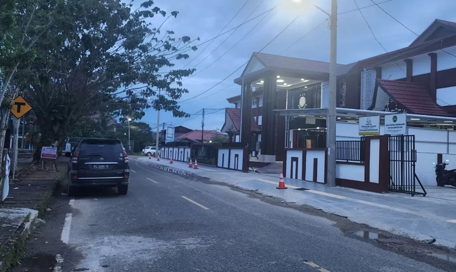 DIPERIKSA HINGGA SORE: Mantan bupati Nunukan, BS diperiksa Kejati Kaltara dalam dugaan tindak pidana pertambangan, Rabu (11/3). (DOK KEJATI KALTARA) 