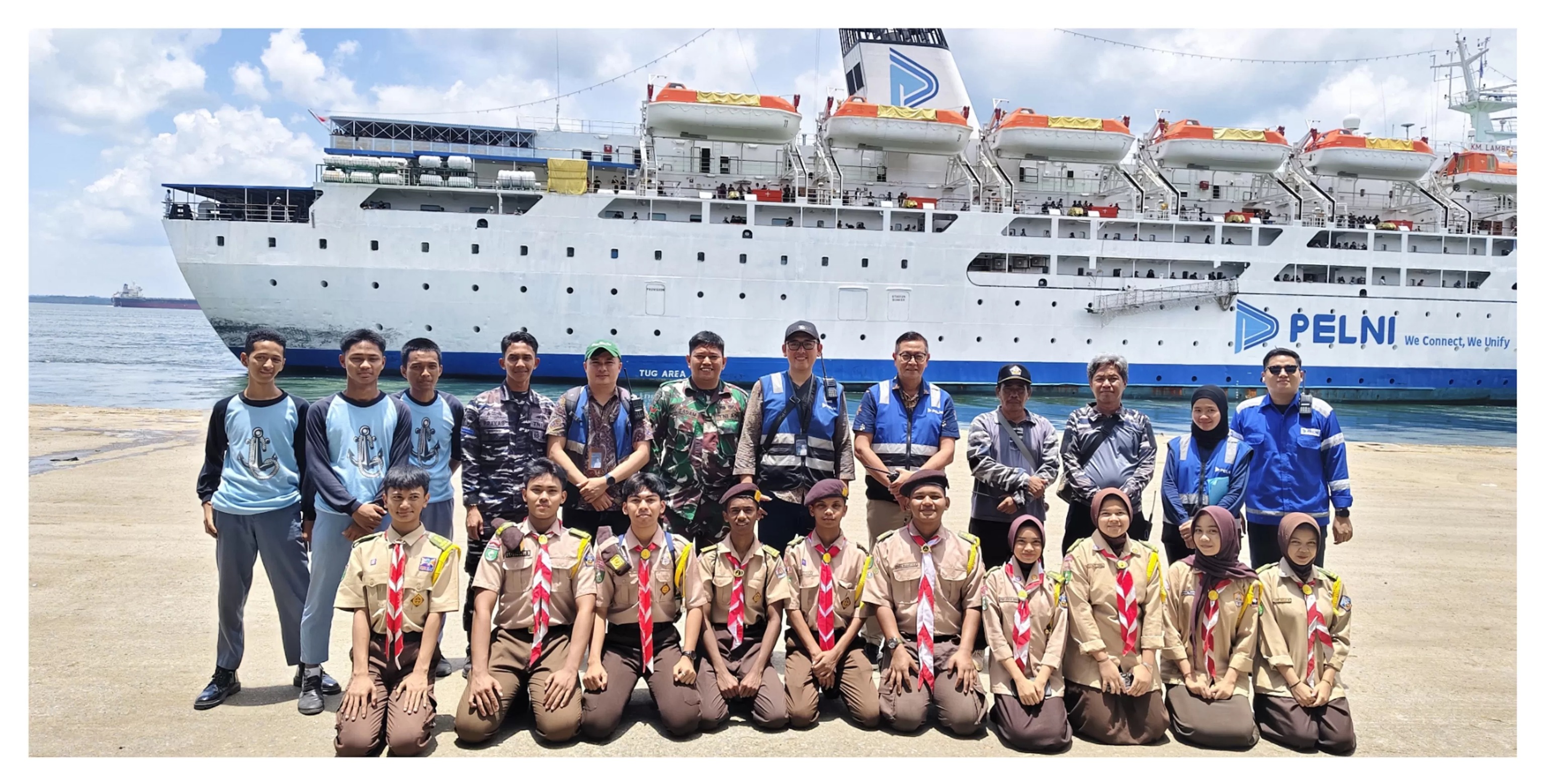 Anggota Pramuka Penegak Saka Bahari berfoto bersama senior, personel TNI AL, dan staf Pelni di Pelabuhan Semayang Balikpapan. Istimewa (Faisal Balpos) 