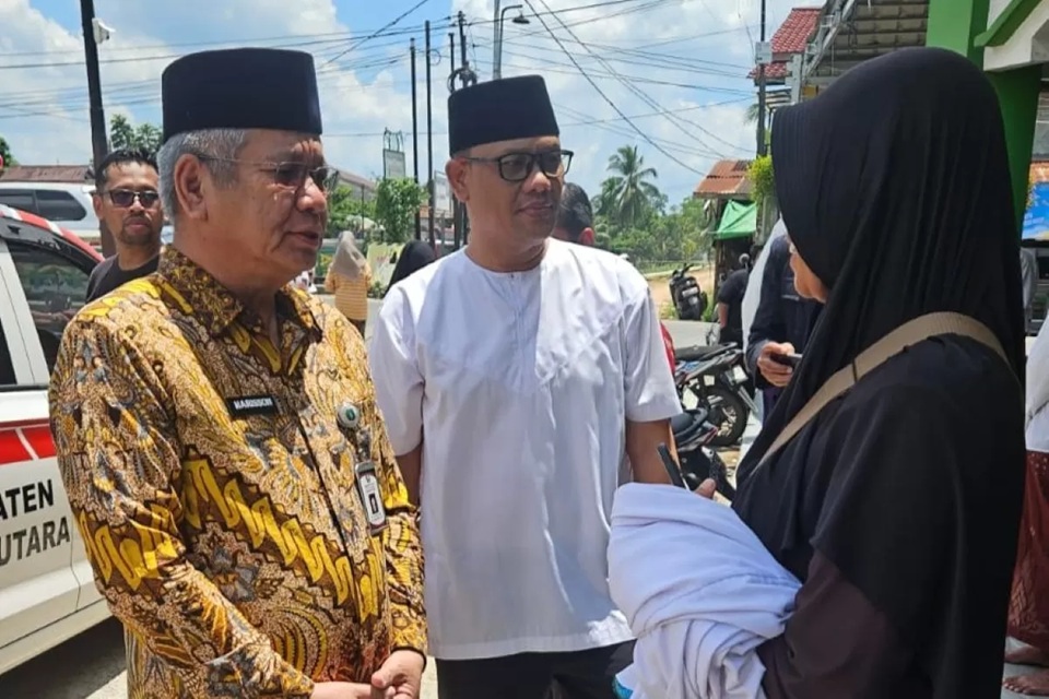 Sekda Kalbar, Harisson menyampaikan belasungkawa kepada keluarga almarhum Irfan Zaki Azizi saat melayat di rumah duka di Kota Pontianak, Jumat (13/3). (ISTIMEWA) 