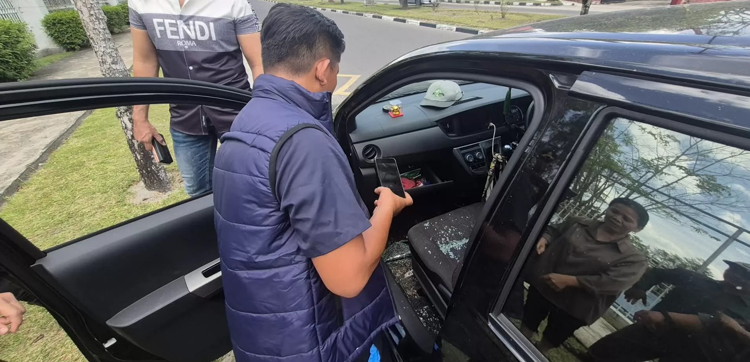 Pelaku curat pecah kaca kembali beraksi di Palangka Raya, Kamis (12/3). Nampak sebuah mobil jadi sasaran, dan pemiliknya mengalami kerugian saat parkir kendaraan D.I. Panjaitan. (istimewa/SPKT Polrest