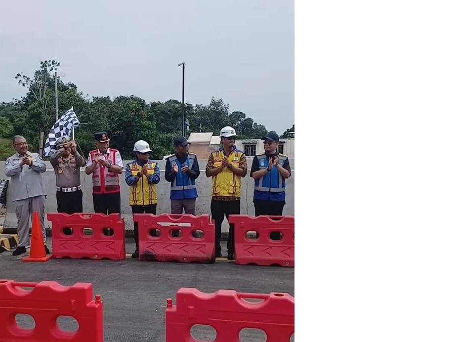 Pembukaan jalur fungsional Tol IKN untuk mendukung arus mudik Lebaran 2026 oleh Dirlantas Polda Kaltim Kombes Pol Ahmad Yanuari Insan, Kepala BBPJN Kaltim Yudi Hardiana, Kepala BPTD Kaltim. (Roshan)
