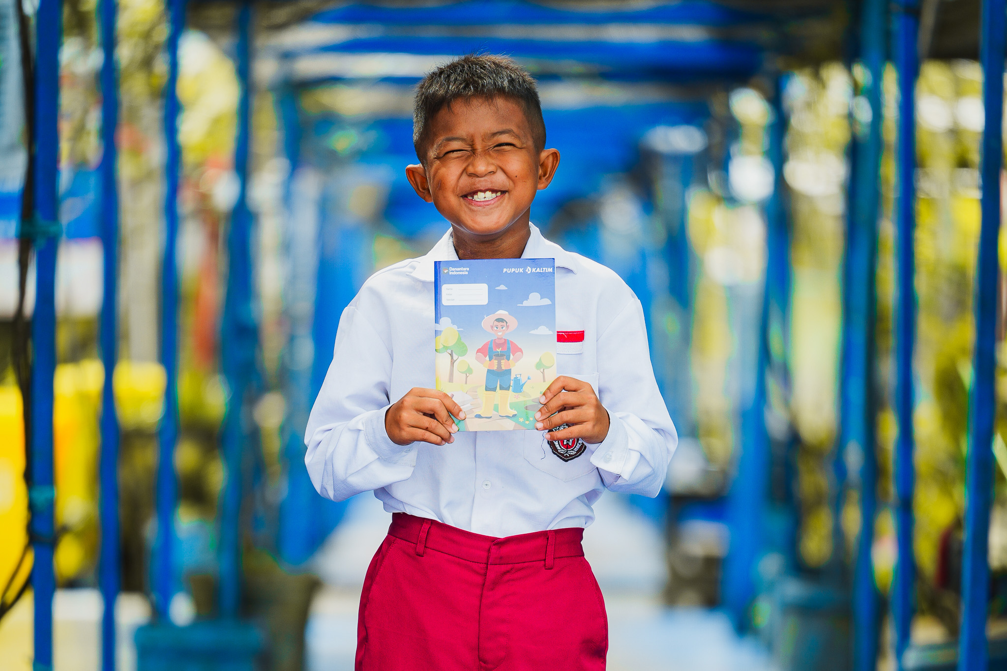 Pupuk Indonesia Group ikut membagikan paket perlengkapan sekolah di Gresik dan Bontang.