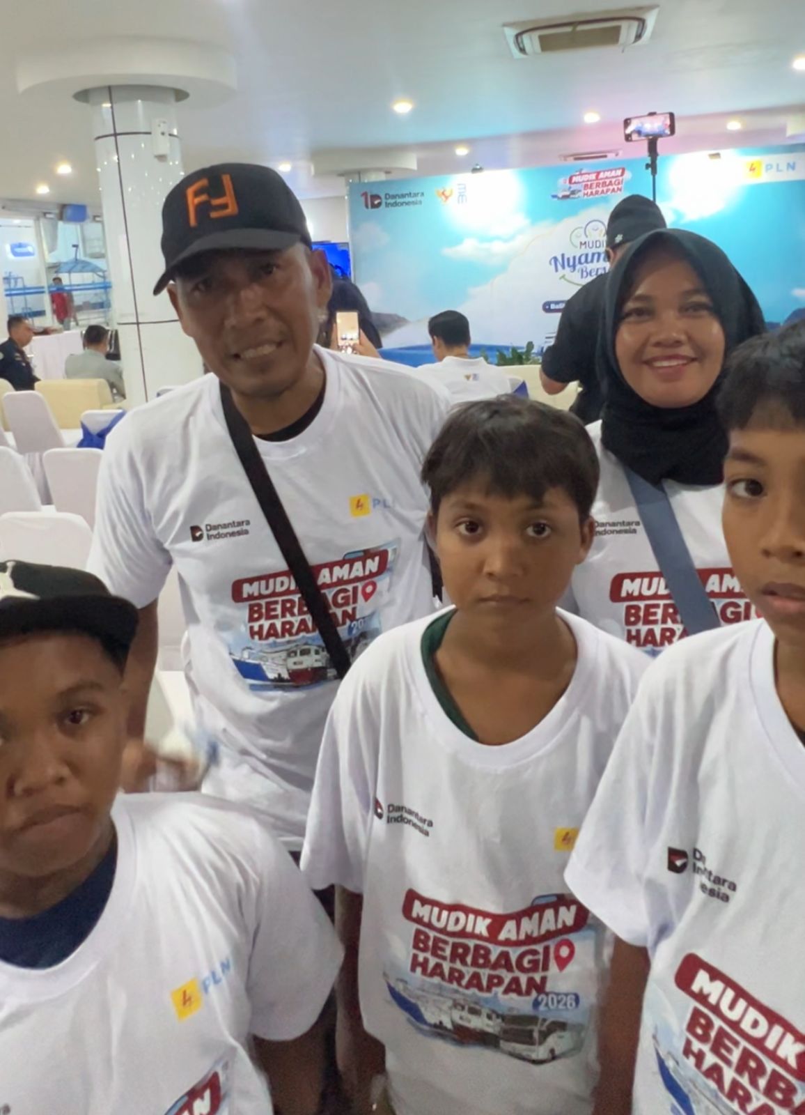 Zuhri bersama keluarga. (foto: wawan)