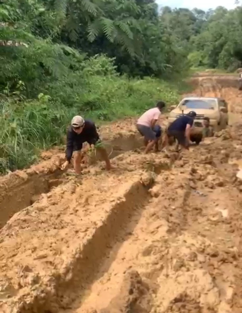 MIRIS : Kondisi jalan penghubung antara kecamatan di dataran tinggi Krayan rusak parah dan sulit dilalui kendaraan. 
