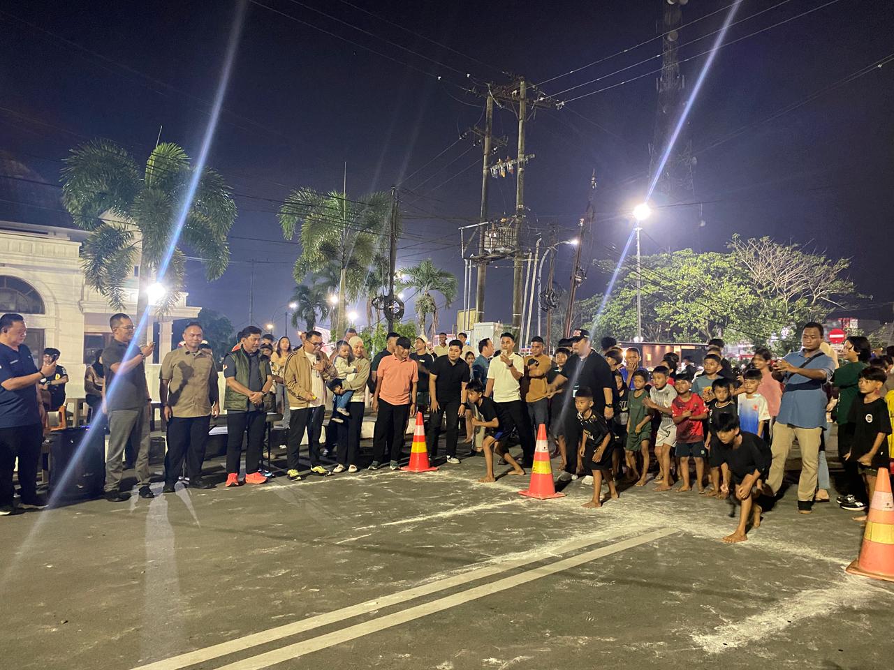 Bupati Kukar Aulia Rahman Basri menyaksikan Runstreet Ramadan ke-3 tahun 2026 (Elmo/Prokal.co)  