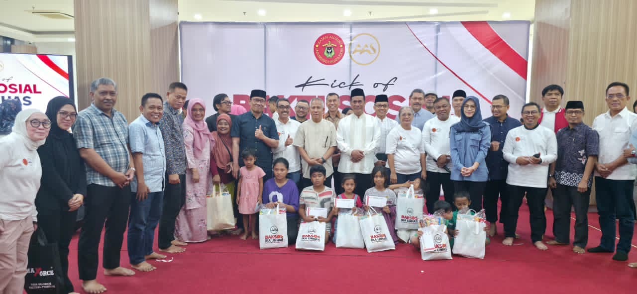  PEDULI: Mentan Amran (tengah) usai penyerahan bantuan di Makassar, Sulsel.