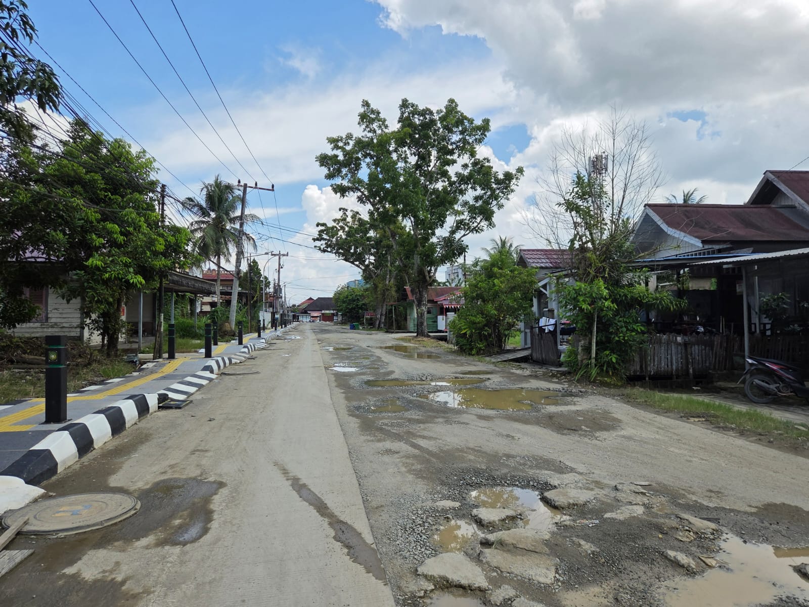 Kondisi Jalan Muso Salim, Kelurahan Melayu, Kecamatan Tenggarong yang berlubang (Elmo/Prokal.co)  