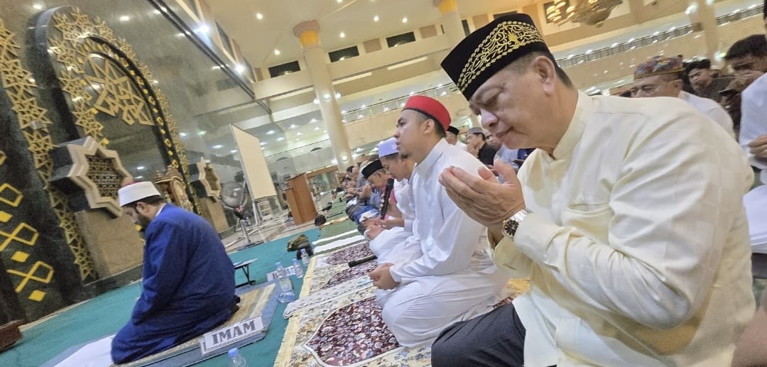KHUSYUK: Syekh Ahmed Saad Fatouh Al Ajami saat memimpin salat di Islamic Center Kaltim di Samarinda, Jumat, 13 Maret 2026. Foto bawah, anak-anak meminta tanda tangan Sang Syekh.