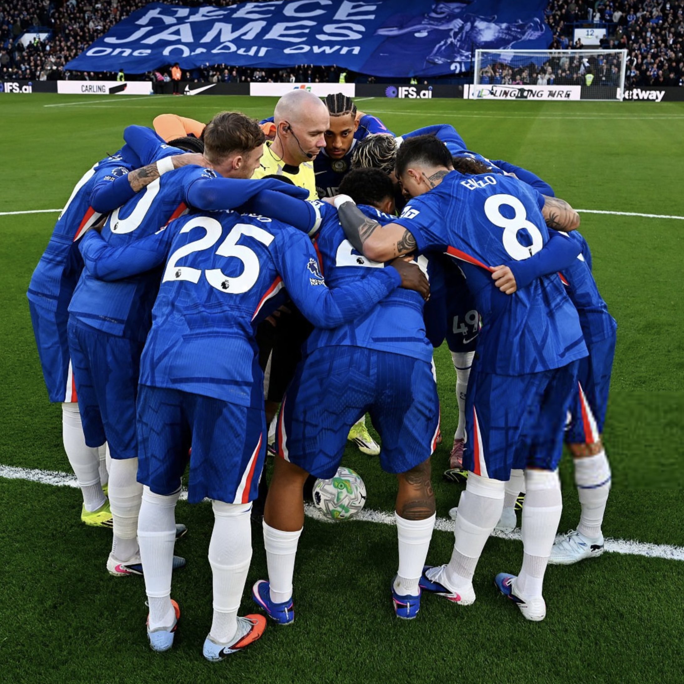 Pemain Chelsea kerumuni bola sekaligus wasit.