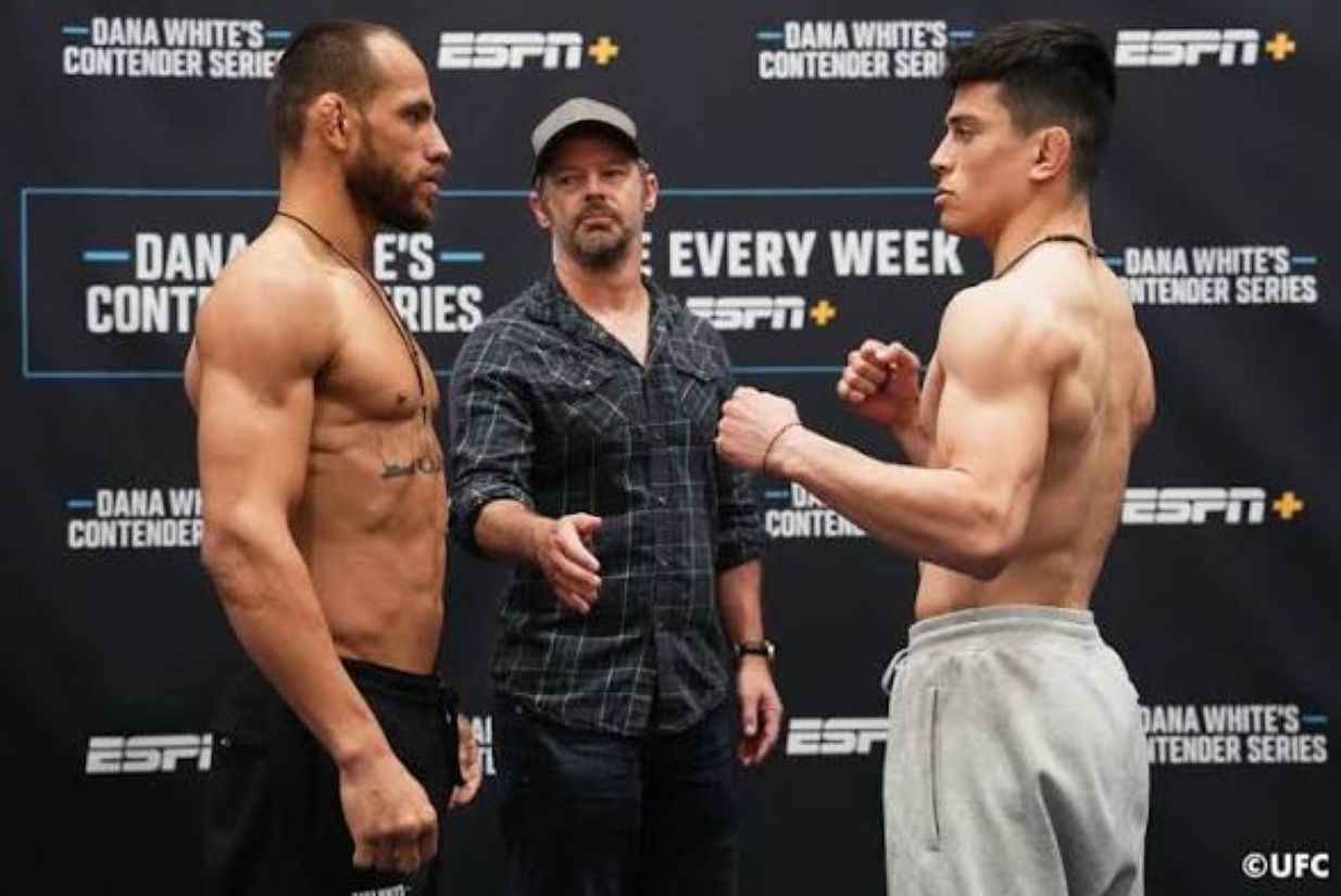 Jean Silva (kiri) saat berhadapan dengan Kevin Vallejos (kanan).