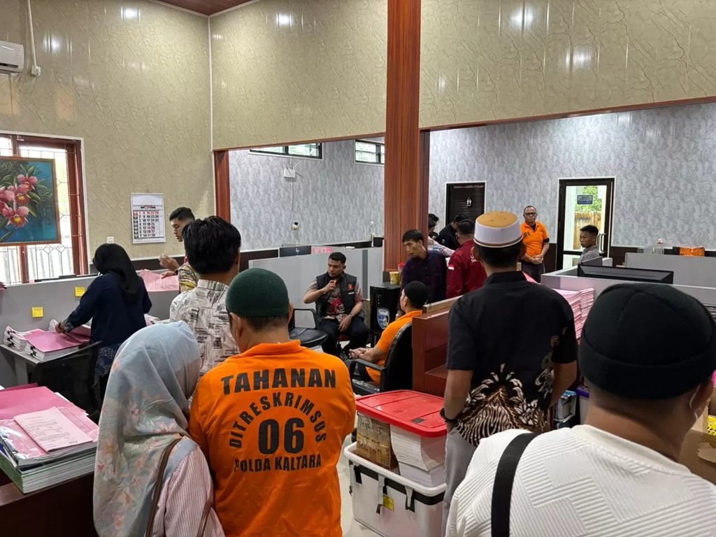 DILIMPAHKAN: Empat tersangka dugaan kasus korupsi kredit fiktif dilimpahkan ke Kejati Kaltara. (DOK POLDA KALTARA) 