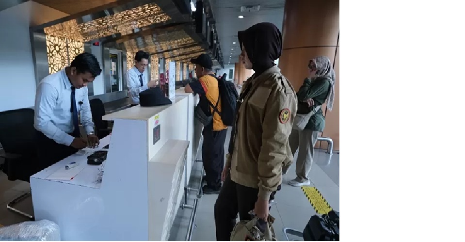Petugas maskapai melayani proses tiket calon penumpang pesawat di terminal keberangkatan Bandara Internasional Supadio. (Jessica Wuysang) 