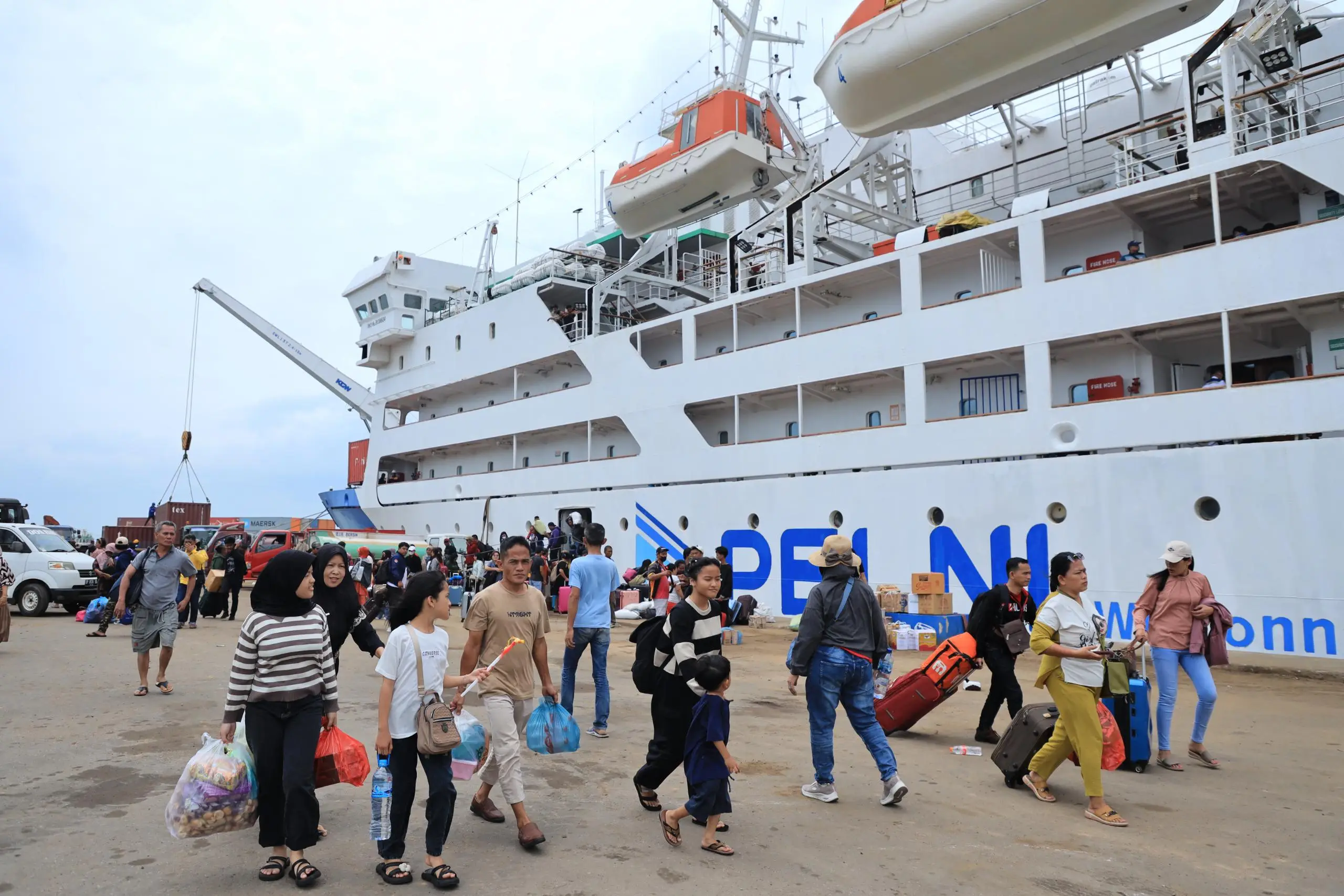 Penumpang kapal PELNI di Balikpapan.