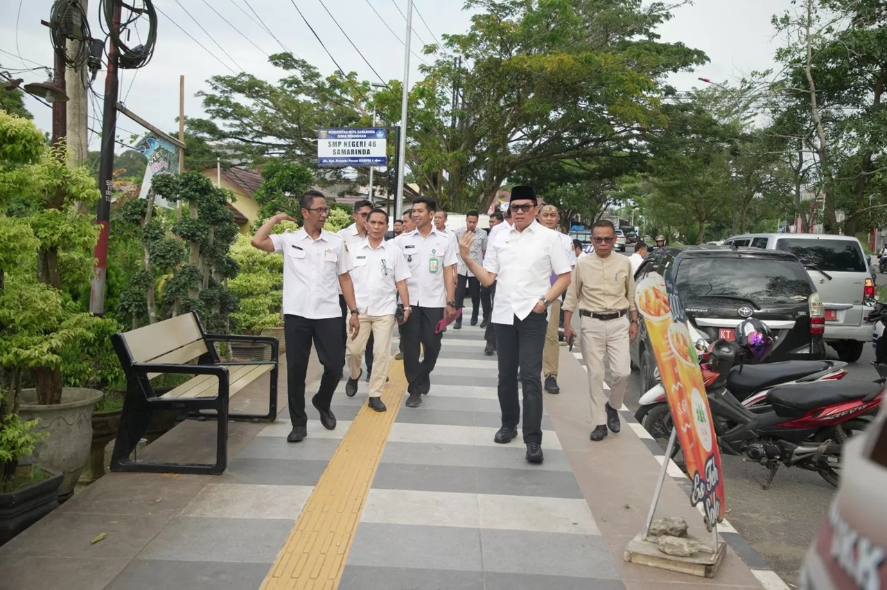 LAPANGAN: Andi Harun (kanan) mengecek lokasi perum Korpri di Kecamatan Samarinda Seberang, Rabu (11/3). 