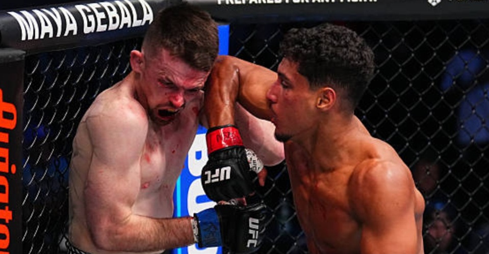 Sikutan Marwan Rahiki ke wajah Harry Hardwick. 