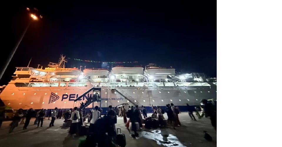 ANTRE MUDIK: Calon penumpang mengantre di loket Pelabuhan Pontianak sebelum naik kapal tujuan Semarang, Jumat (13/3). (MEIDY KHADAFI/PONTIANAK POST) 